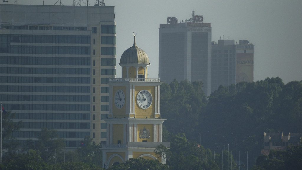 Sambutan Hari Kebangsaan ke-68 Malaysia tahun 2025 dengan tema Malaysia MADANI: Rakyat Disantuni, rakyat mengibarkan Jalur Gemilang di pelbagai lokasi sambutan Merdeka di seluruh negara. Merdeka 2025. Johor Bahru. Johor