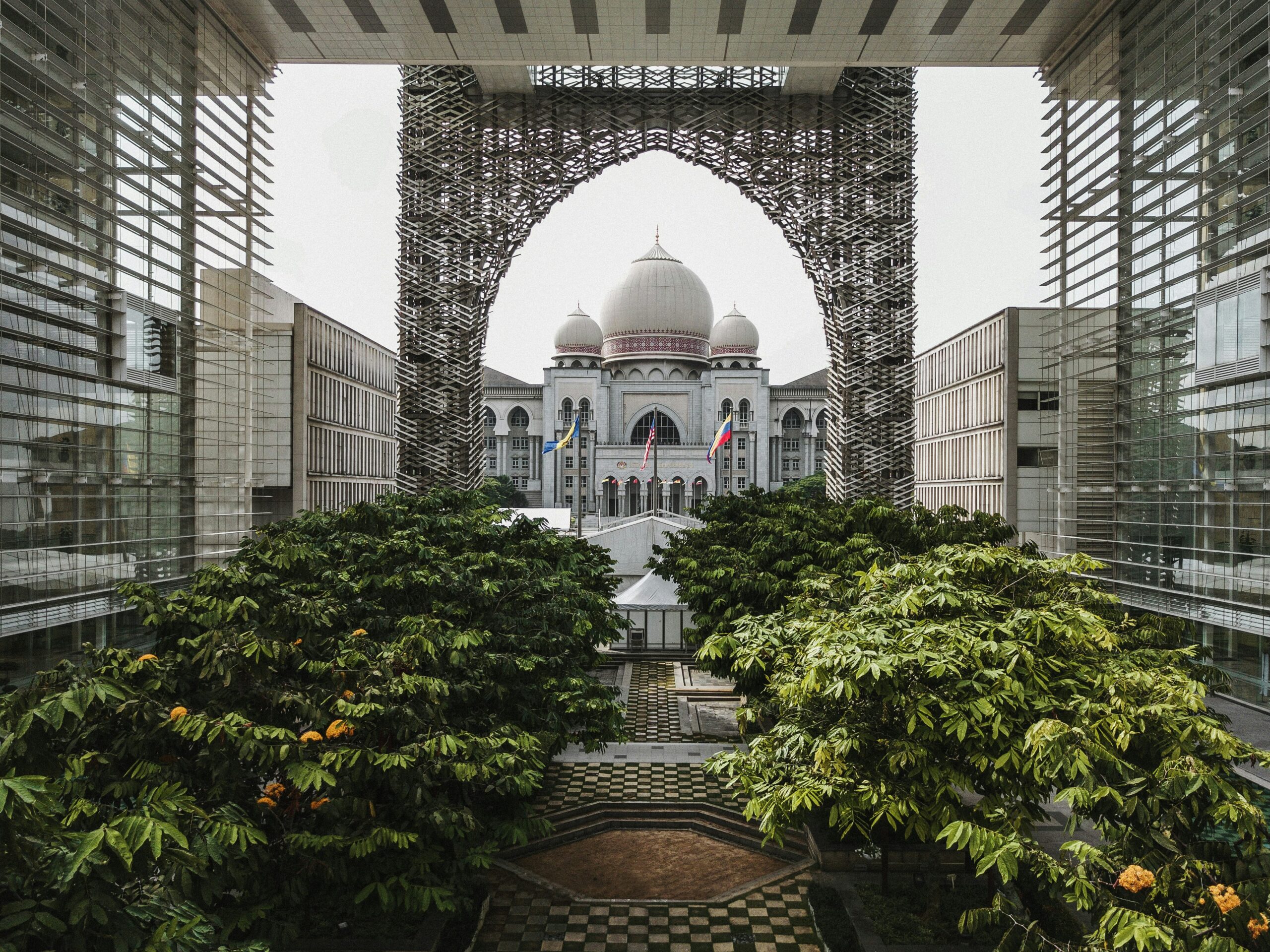 Sambutan Hari Kebangsaan ke-68 Malaysia tahun 2025 dengan tema Malaysia MADANI: Rakyat Disantuni, rakyat mengibarkan Jalur Gemilang di pelbagai lokasi sambutan Merdeka di seluruh negara. Merdeka 2025. Putrajaya