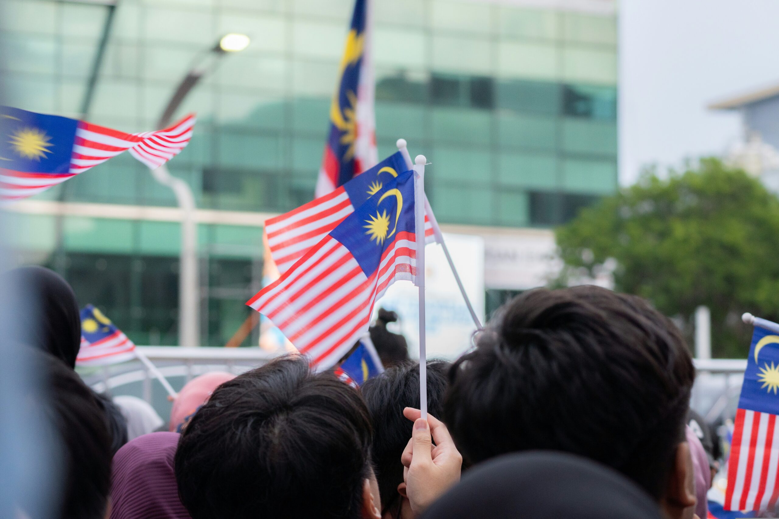 Sambutan Hari Kebangsaan ke-68 Malaysia tahun 2025 dengan tema Malaysia MADANI: Rakyat Disantuni, rakyat mengibarkan Jalur Gemilang di pelbagai lokasi sambutan Merdeka di seluruh negara. Merdeka 2025. Merdeka. Jalur Gemilang. Kibarkan Bendera. Kibar Merdeka. Bendara Malaysia.