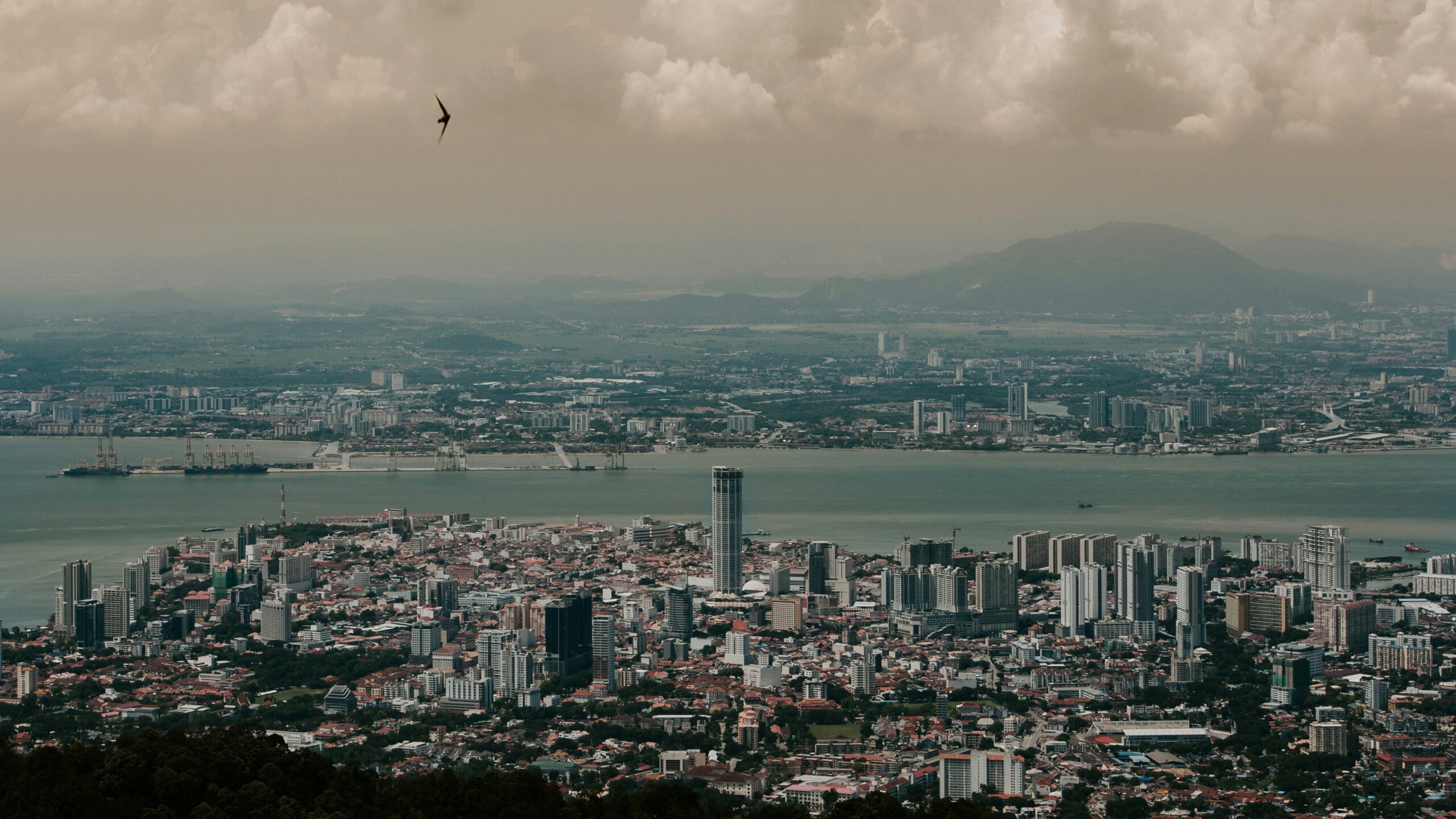 Sambutan Hari Kebangsaan ke-68 Malaysia tahun 2025 dengan tema Malaysia MADANI: Rakyat Disantuni, rakyat mengibarkan Jalur Gemilang di pelbagai lokasi sambutan Merdeka di seluruh negara. Merdeka 2025. Penang. Pulau Pinang.