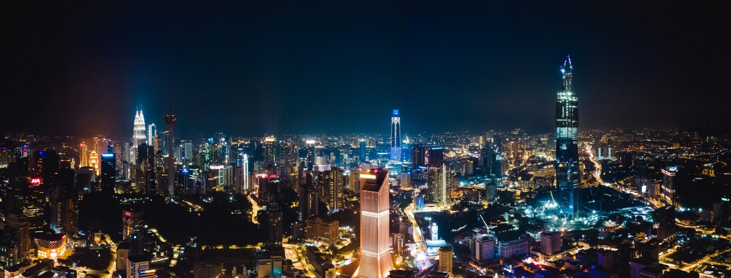 Sambutan Hari Kebangsaan ke-68 Malaysia tahun 2025 dengan tema Malaysia MADANI: Rakyat Disantuni, rakyat mengibarkan Jalur Gemilang di pelbagai lokasi sambutan Merdeka di seluruh negara. Merdeka 2025. KLCC. KLCC Night View. KL