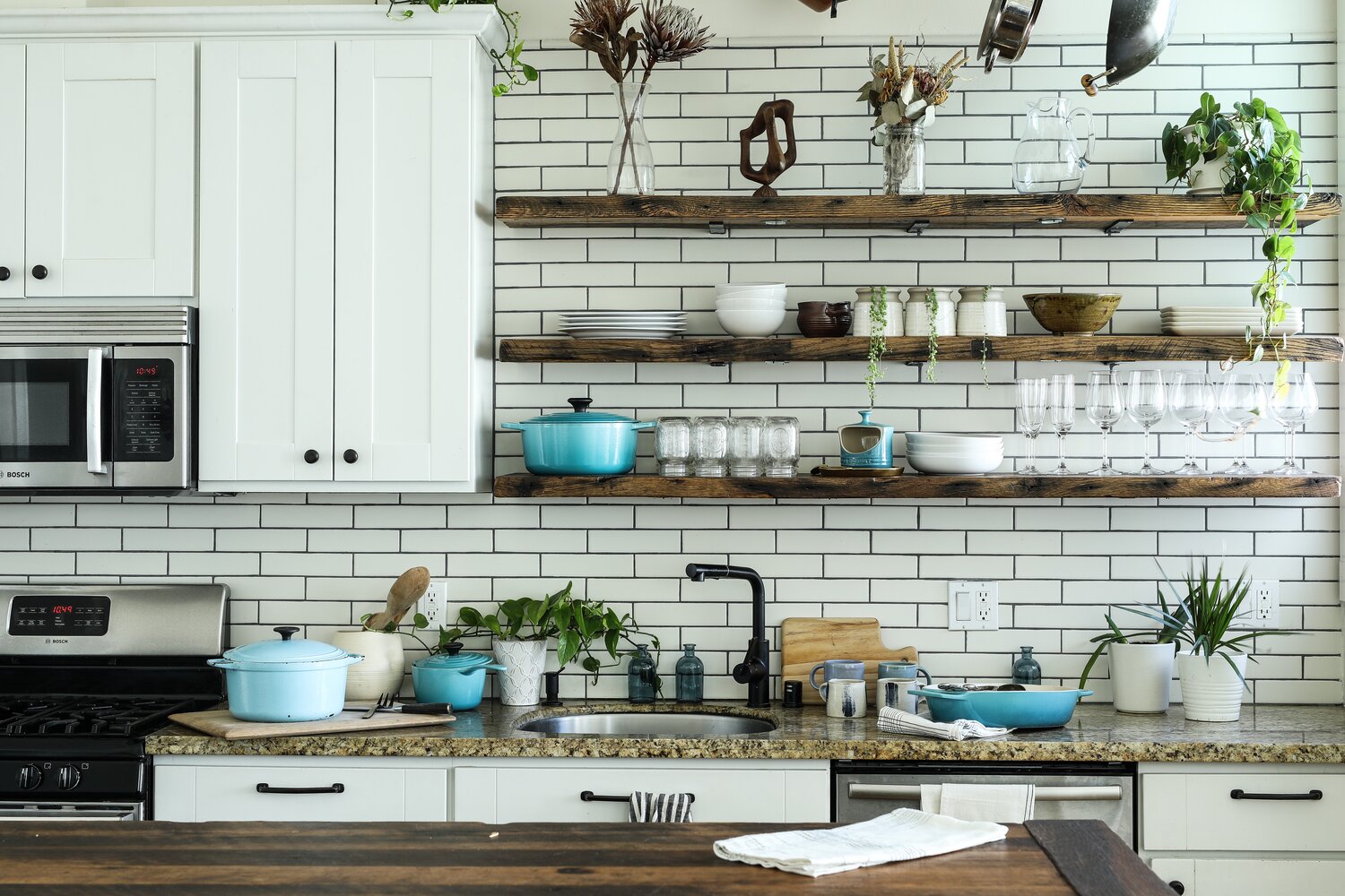 UNPACKING AFTER MOVING HOUSE: 5 EASY TIPS FOR ORGANISING YOUR KITCHEN